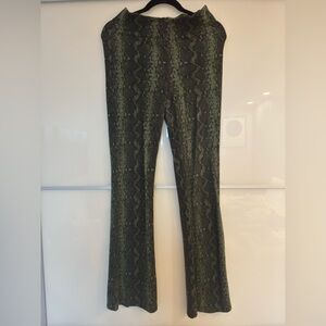 Hollister soft snake print high-waisted flare pants, size small, stylish fit.